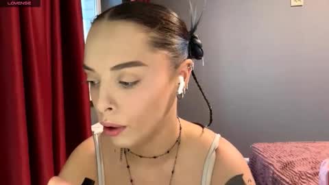 Snapshot of alluring_vibes_69 chatting on 12.04.25 Esme online show from 12.04.25