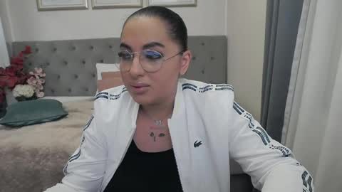 Snapshot of allyiah chatting on 05.10.26 online show from 05.10.26