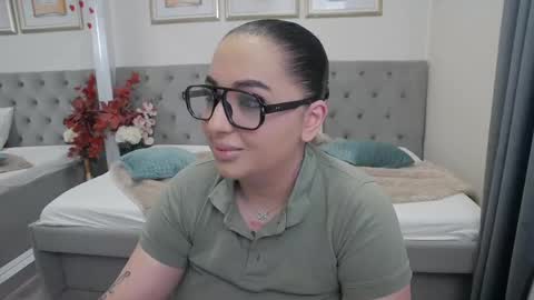 Snapshot of allyiah chatting on 05.12.26 online show from 05.12.26