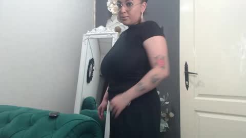 Snapshot of allyiah chatting on 05.15.26 online show from 05.15.26