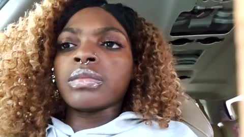 Snapshot of allylicious chatting on 01.26.25 allylicious online show from 01.26.25