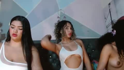 Snapshot of alma_meza chatting on 10.13.25 alma_meza online show from 10.13.25