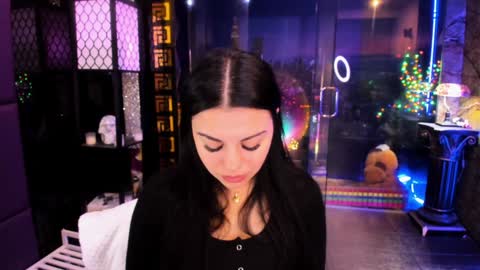 Snapshot of alma_pearl chatting on 12.20.24 Alma online show from 12.20.24