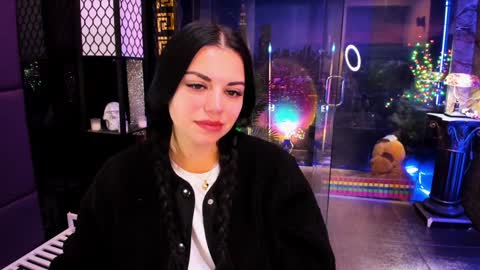 Snapshot of alma_pearl chatting on 12.21.24 Alma online show from 12.21.24