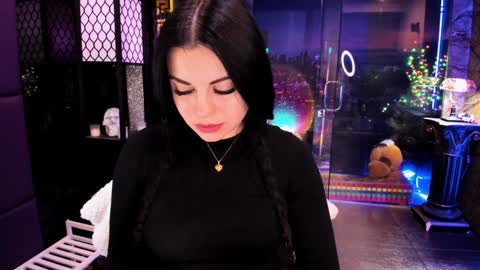 Snapshot of alma_pearl chatting on 12.23.24 Alma online show from 12.23.24