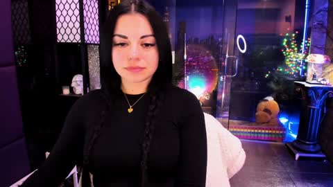 Snapshot of alma_pearl chatting on 12.23.24 Alma online show from 12.23.24