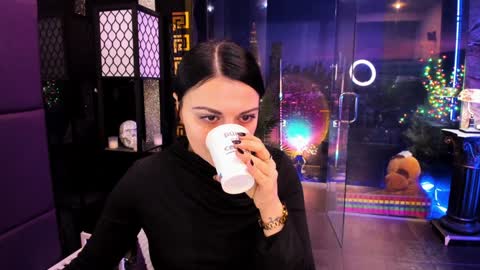 Snapshot of alma_pearl chatting on 02.06.25 Alma online show from 02.06.25