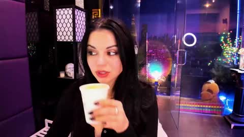 Snapshot of alma_pearl chatting on 02.15.25 Alma online show from 02.15.25