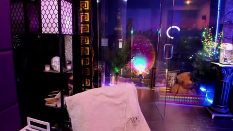 Snapshot of alma_pearl chatting on 10.04.25 Alma online show from 10.04.25