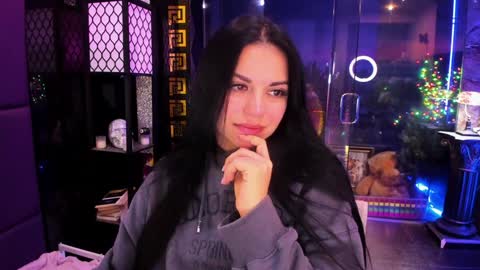 Snapshot of alma_pearl chatting on 10.08.25 Alma online show from 10.08.25