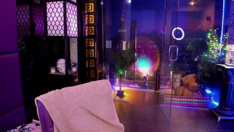 Snapshot of alma_pearl chatting on 10.11.25 Alma online show from 10.11.25