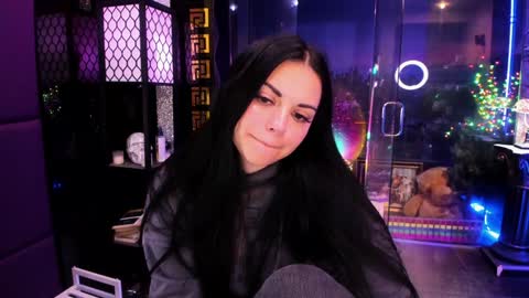 Snapshot of alma_pearl chatting on 10.24.25 Alma online show from 10.24.25