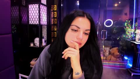 Snapshot of alma_pearl chatting on 11.06.25 Alma online show from 11.06.25