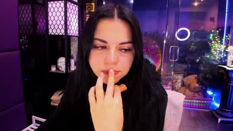 Snapshot of alma_pearl chatting on 11.08.25 Alma online show from 11.08.25