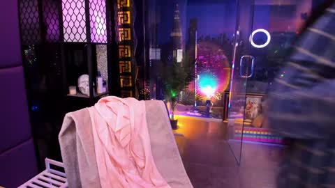 Snapshot of alma_pearl chatting on 11.19.25 Alma online show from 11.19.25