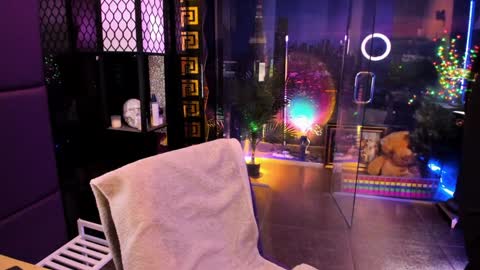 Snapshot of alma_pearl chatting on 11.22.25 Alma online show from 11.22.25