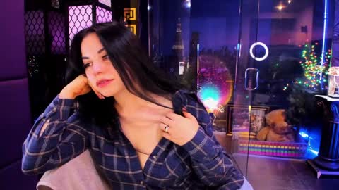 Snapshot of alma_pearl chatting on 12.04.25 Alma online show from 12.04.25