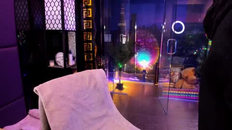 Snapshot of alma_pearl chatting on 12.14.25 Alma online show from 12.14.25