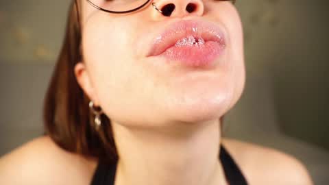 Snapshot of alma_yammy chatting on 12.03.24 Alma online show from 12.03.24