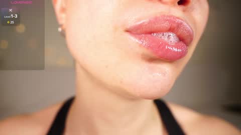 Snapshot of alma_yammy chatting on 01.10.25 Alma online show from 01.10.25