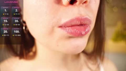 Snapshot of alma_yammy chatting on 10.11.25 Alma online show from 10.11.25