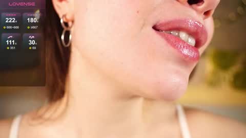 Snapshot of alma_yammy chatting on 11.10.25 Alma online show from 11.10.25