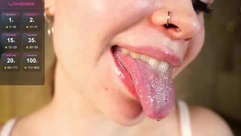 Snapshot of alma_yammy chatting on 12.17.25 Alma online show from 12.17.25