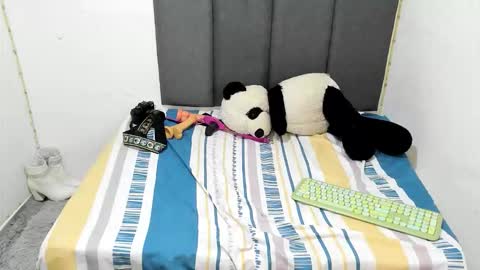 Snapshot of almaa__ chatting on 10.09.25 Alma online show from 10.09.25