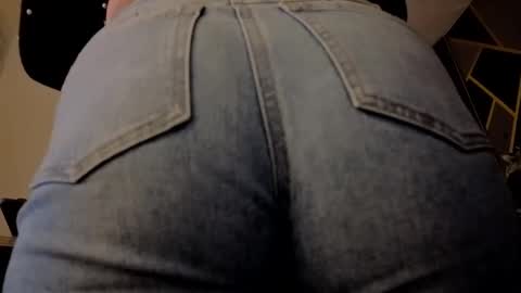 Snapshot of almma_ chatting on 10.21.25 ALMMA online show from 10.21.25