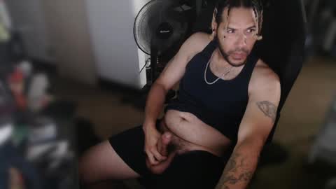 Snapshot of aloha_king chatting on 01.01.25 simplyfaded online show from 01.01.25