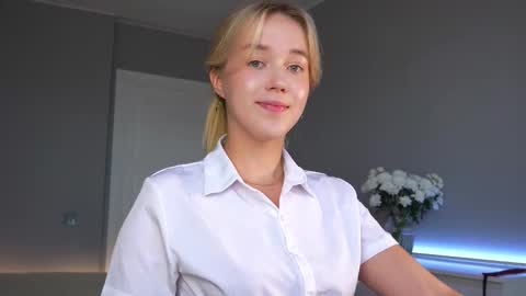 Snapshot of aluntick chatting on 10.10.25 Amelia NEXT STREAM  online show from 10.10.25