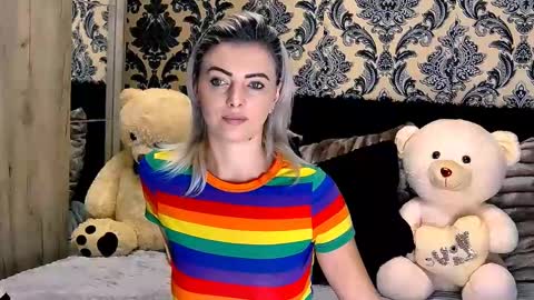 Snapshot of alyblonde chatting on 12.19.24 aly online show from 12.19.24