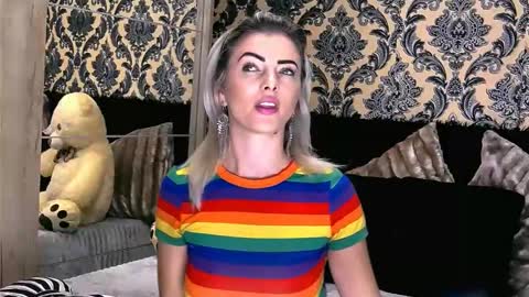 Snapshot of alyblonde chatting on 01.11.25 aly online show from 01.11.25