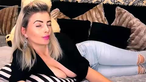 Snapshot of alyblonde chatting on 01.11.25 aly online show from 01.11.25