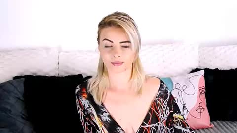 Snapshot of alyblonde chatting on 11.19.25 aly online show from 11.19.25