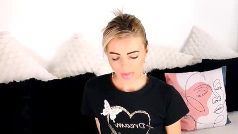 Snapshot of alyblonde chatting on 11.21.25 aly online show from 11.21.25