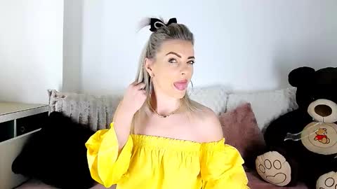 Snapshot of alyblonde chatting on 03.24.26 aly online show from 03.24.26