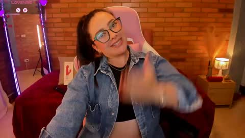 Hi Im AmaiaHelp me reach 100 likes online show from 06.08.26