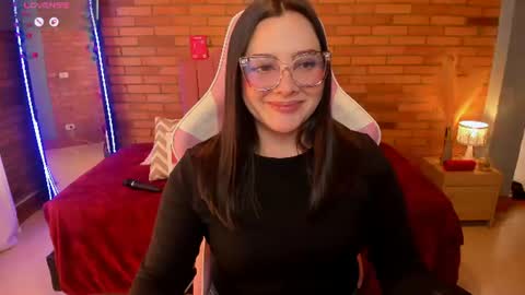 Hi Im AmaiaHelp me reach 100 likes online show from 06.15.26