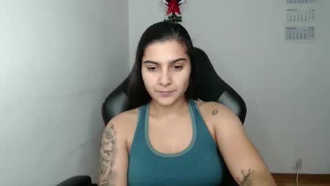 Snapshot of amanda5star chatting on 12.16.25 The queen of the biceps online show from 12.16.25