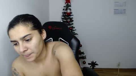 Snapshot of amanda5star chatting on 12.21.25 The queen of the biceps online show from 12.21.25