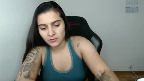 Snapshot of amanda5star chatting on 01.13.26 The queen of the biceps online show from 01.13.26