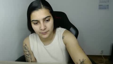 Snapshot of amanda5star chatting on 01.15.26 The queen of the biceps online show from 01.15.26