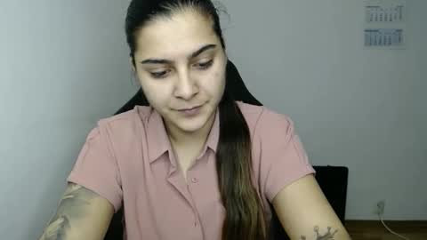 Snapshot of amanda5star chatting on 02.14.26 The queen of the biceps online show from 02.14.26