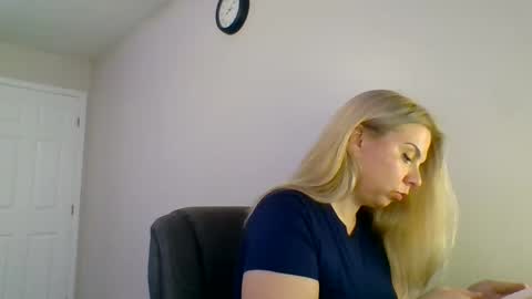 Snapshot of amandainbloom chatting on 10.30.25 Amanda online show from 10.30.25