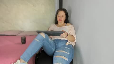 Snapshot of amara_luxe chatting on 11.25.25 amara_luxe online show from 11.25.25