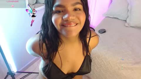 Snapshot of amara_vell chatting on 12.04.25 Amara 3 online show from 12.04.25