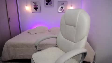 Snapshot of amarantha_ross chatting on 10.23.25 Amarantha online show from 10.23.25