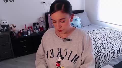 Snapshot of amarat_jolie chatting on 02.12.25 Mila online show from 02.12.25