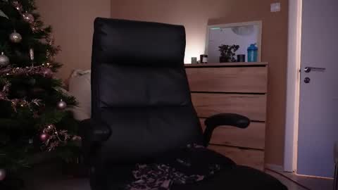 Snapshot of amateur_fitbabex chatting on 12.14.25 amateur_fitbabex online show from 12.14.25